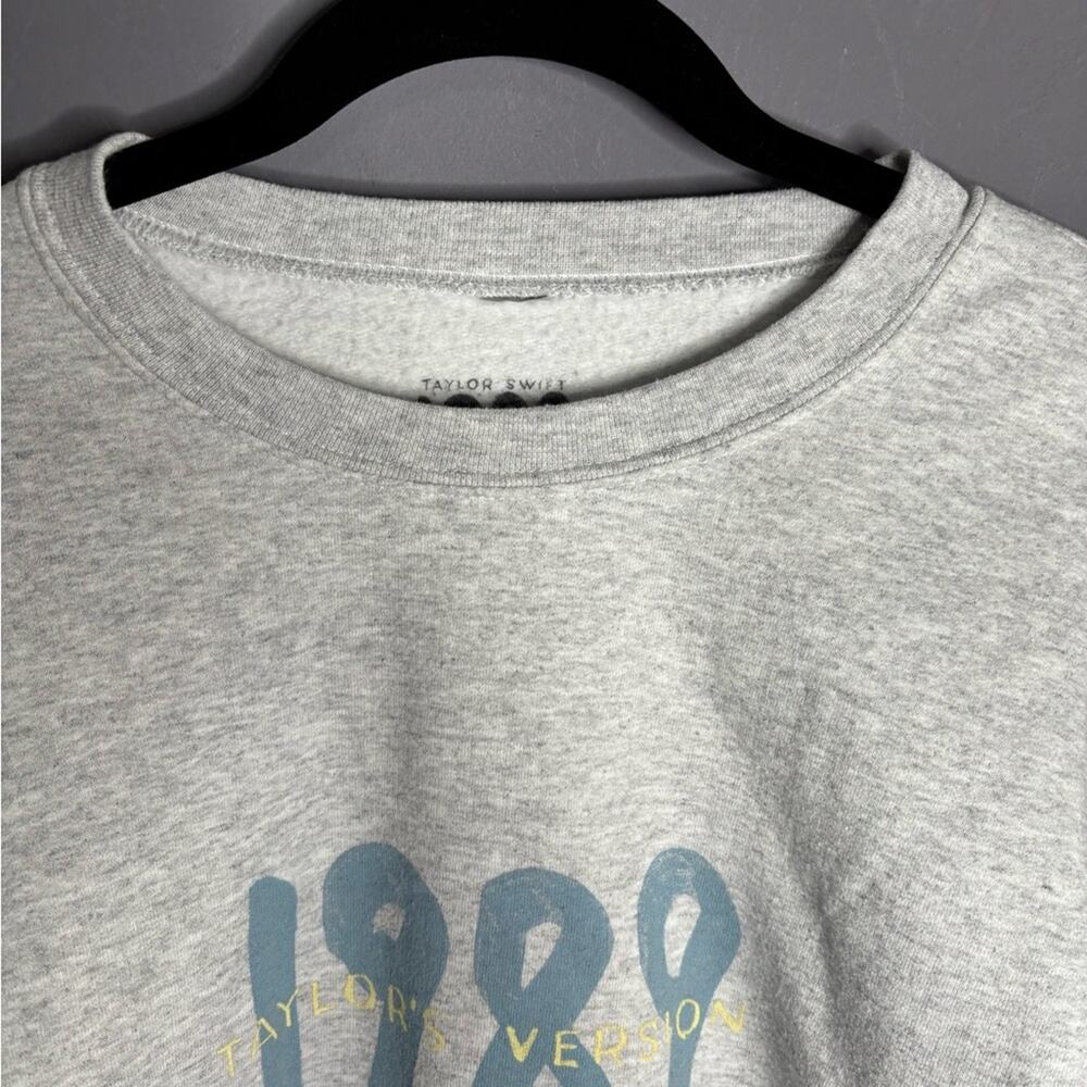 Taylor Swift 1989 Gray Long Sleeve Crewneck Sweatshirt Medium - Picture 2 of 8